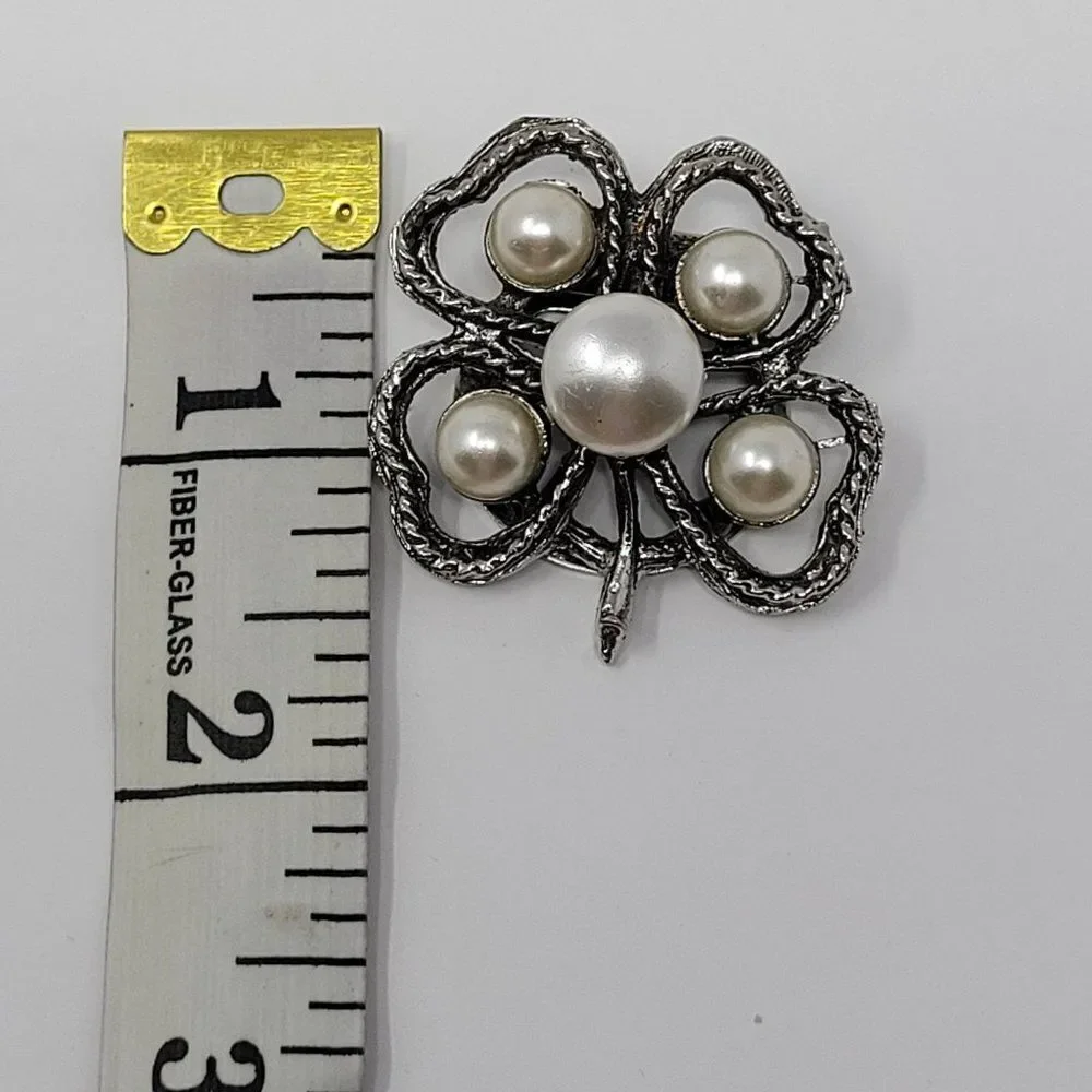 Vintage Four Leaf Clover Fur Clip Scarf Clip Silver Tone Faux Pearl Lucky‎
